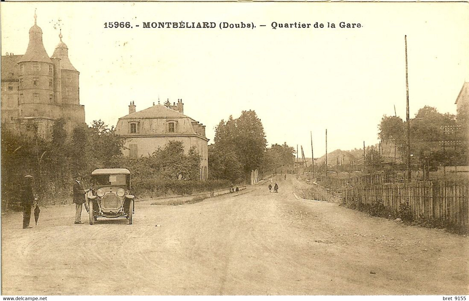 25 MONTBELIARD QUARTIER DE LA GARE AVEC LE CHATEAU EN ARRIERE PLAN VOITURE D EPOQUE - Montbéliard