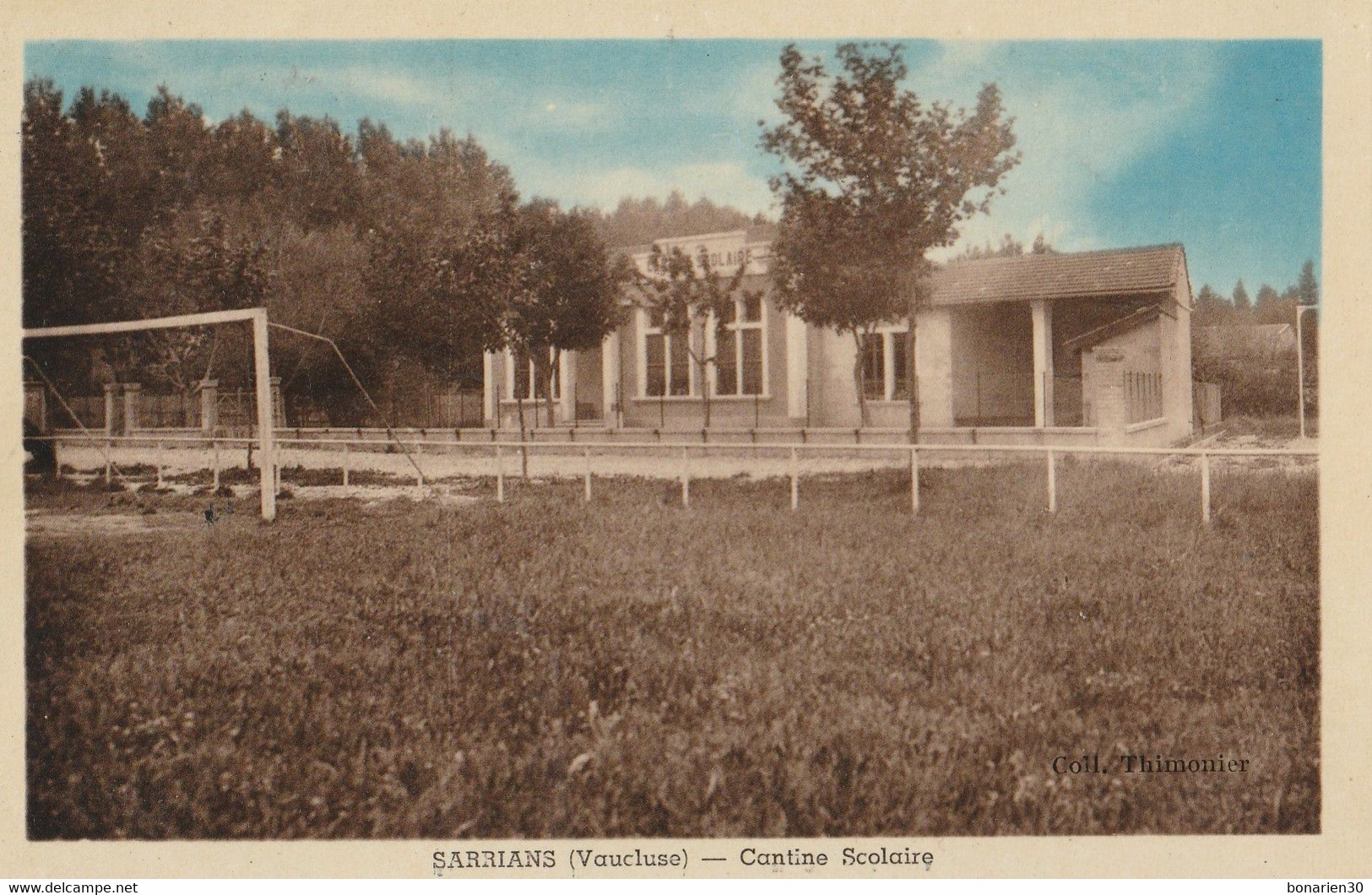 CPA 84  SARRIANS  CANTINE SCOLAIRE STADE DE FOOTBALL - Sarrians