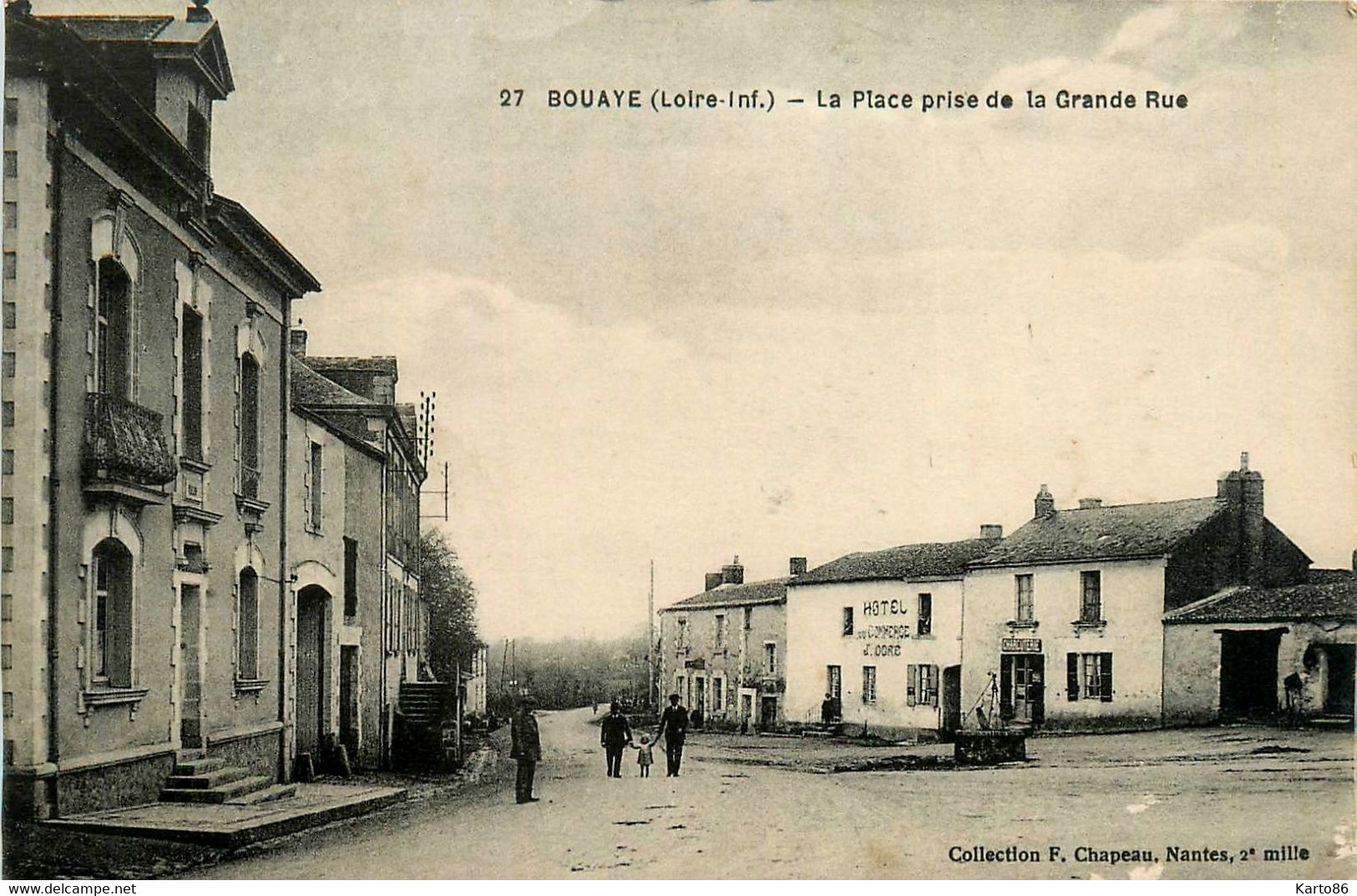 Bouaye * La Place Du Village , Prise De La Grande Rue * Hôtel Du Commerce DORE Doré - Bouaye