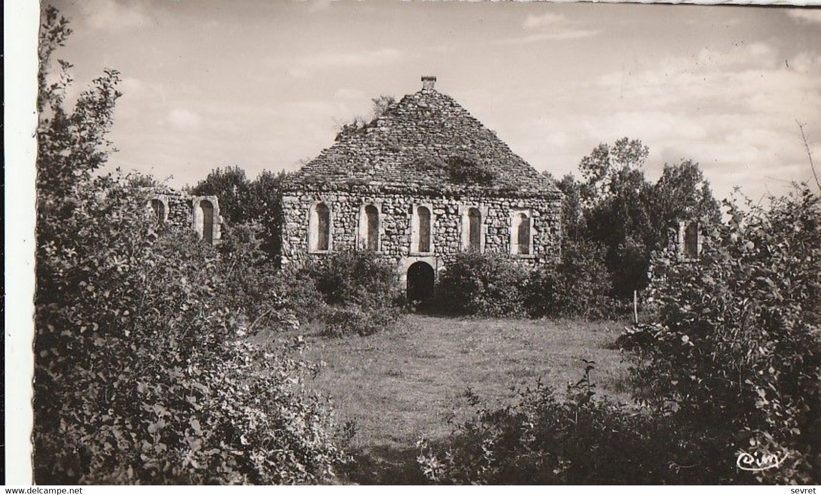 LUSSAC-les-CHATEAUX. - Chapelle De L'ancienne Léproserie. CPSM Pas Courante - Lussac Les Chateaux