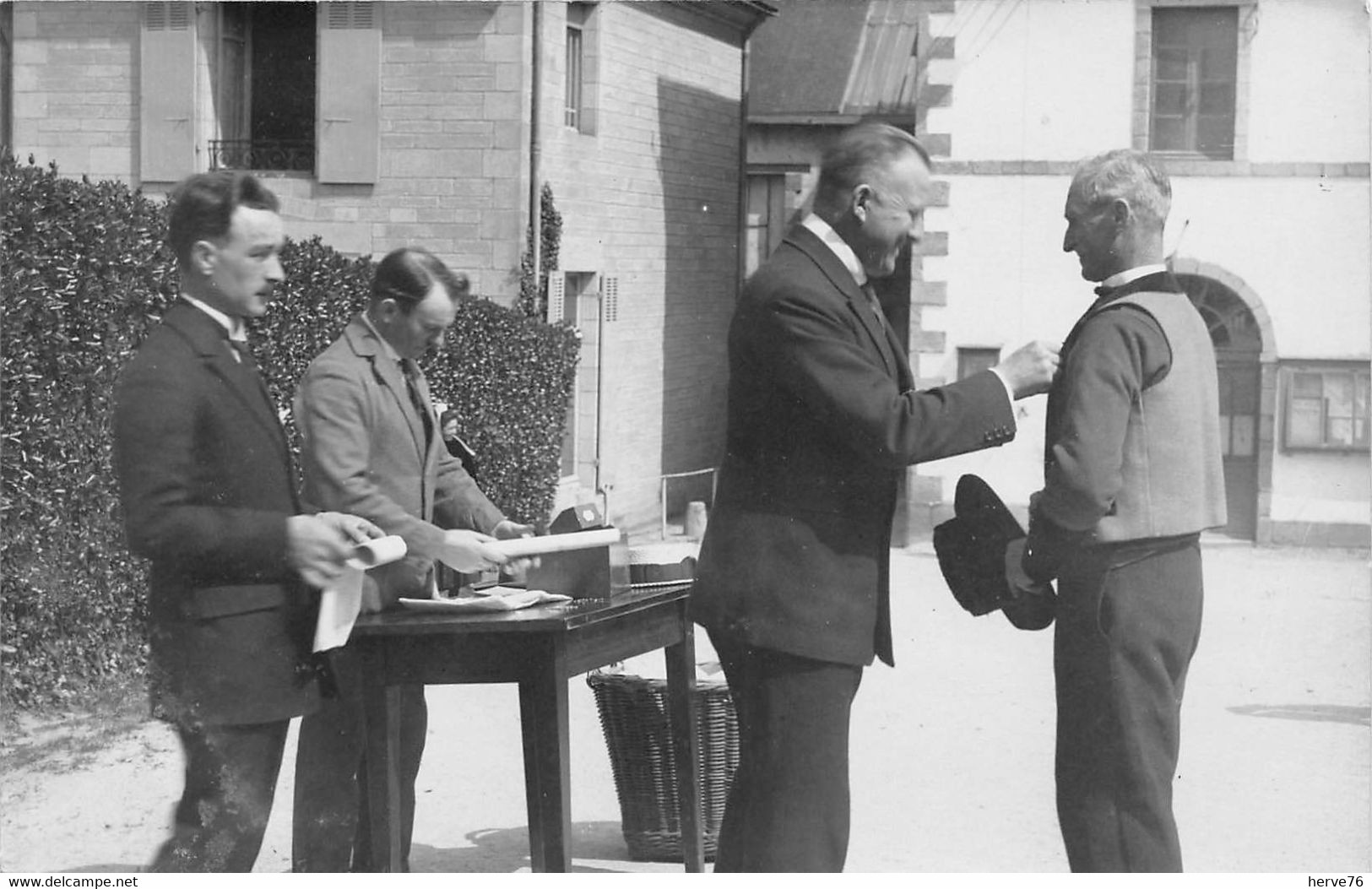 Carte Photo à Identifier - BRETAGNE - Région QUIMPER ? - Cérémonie, Décoration, Remise De Diplôme - To Identify