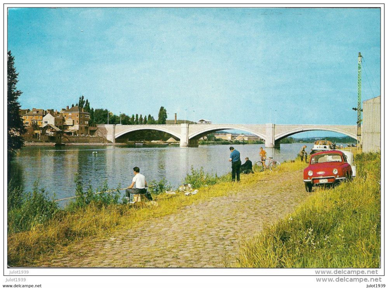 ANDENNE ..-- La Meuse . Pêcheur à La Ligne . OLDTIMER . RENAULT DAUPHINE . - Andenne