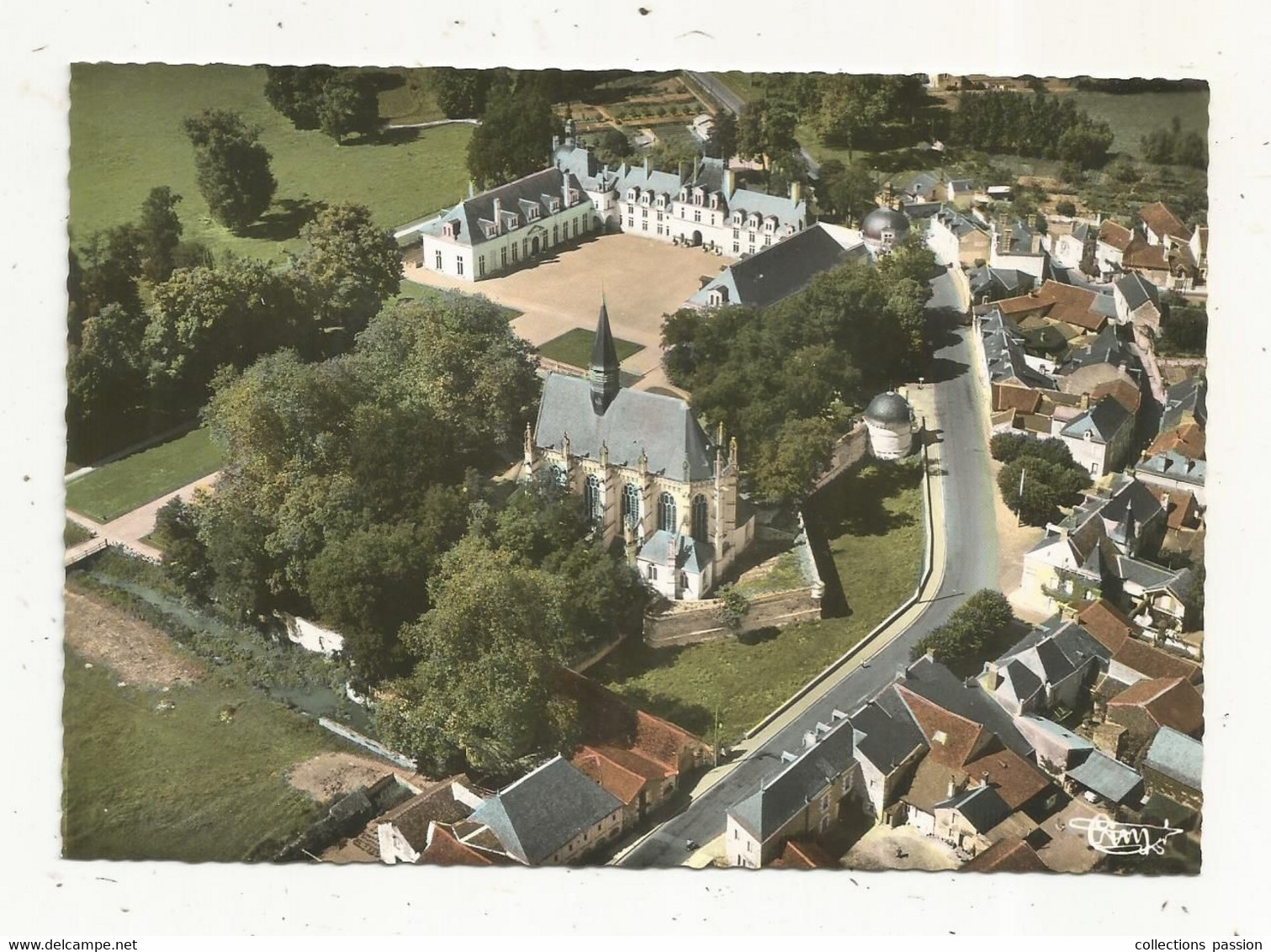 Cp,37, CHAMPIGNY SUR VEUDE , Vue Aérienne ,le Château Et La Chapelle SAINT LOUIS , Vierge - Champigny-sur-Veude