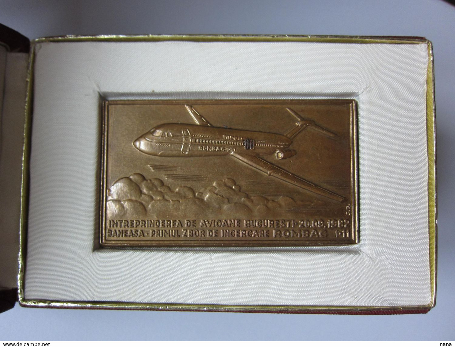 Rare! Brass Plaque 71x 41 Mm In Box With The First Test Flight Of The Romanian Rombac 1-11 Plane From 1982,see Pictures - Advertisements