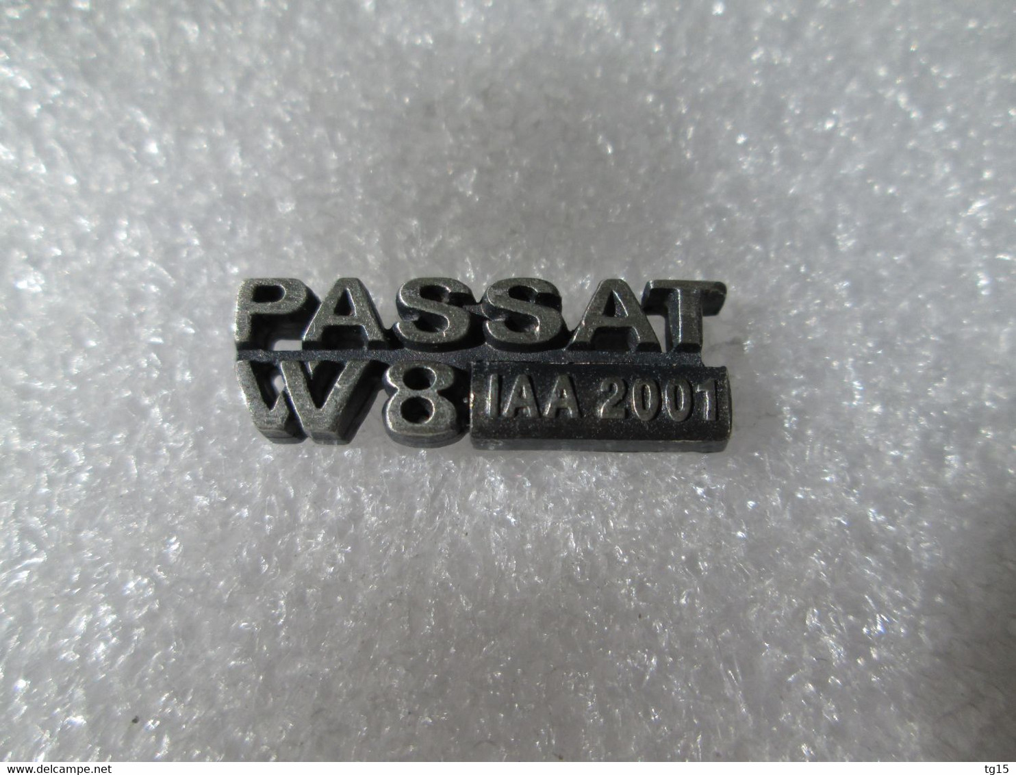 PIN'S    VOLKSWAGEN  PASSAT  W 8  IAA 2001 - Volkswagen
