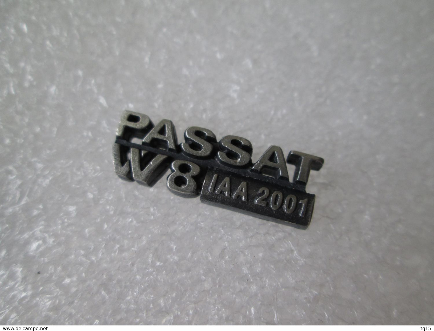 PIN'S    VOLKSWAGEN  PASSAT  W 8  IAA 2001 - Volkswagen