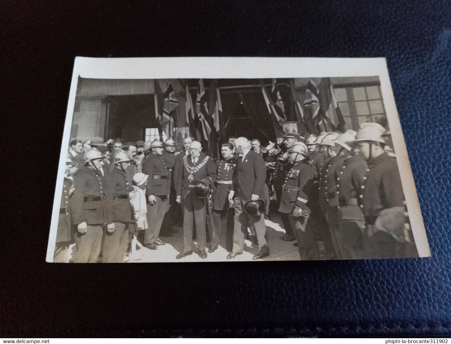 H6- CARTE PHOTO CÉRÉMONIE OFFICIELLE (PERSONNALITÉS. POMPIERS. DRAPEAU FRANÇAIS ET ANGLAIS) (ANIMÉE) - Photos