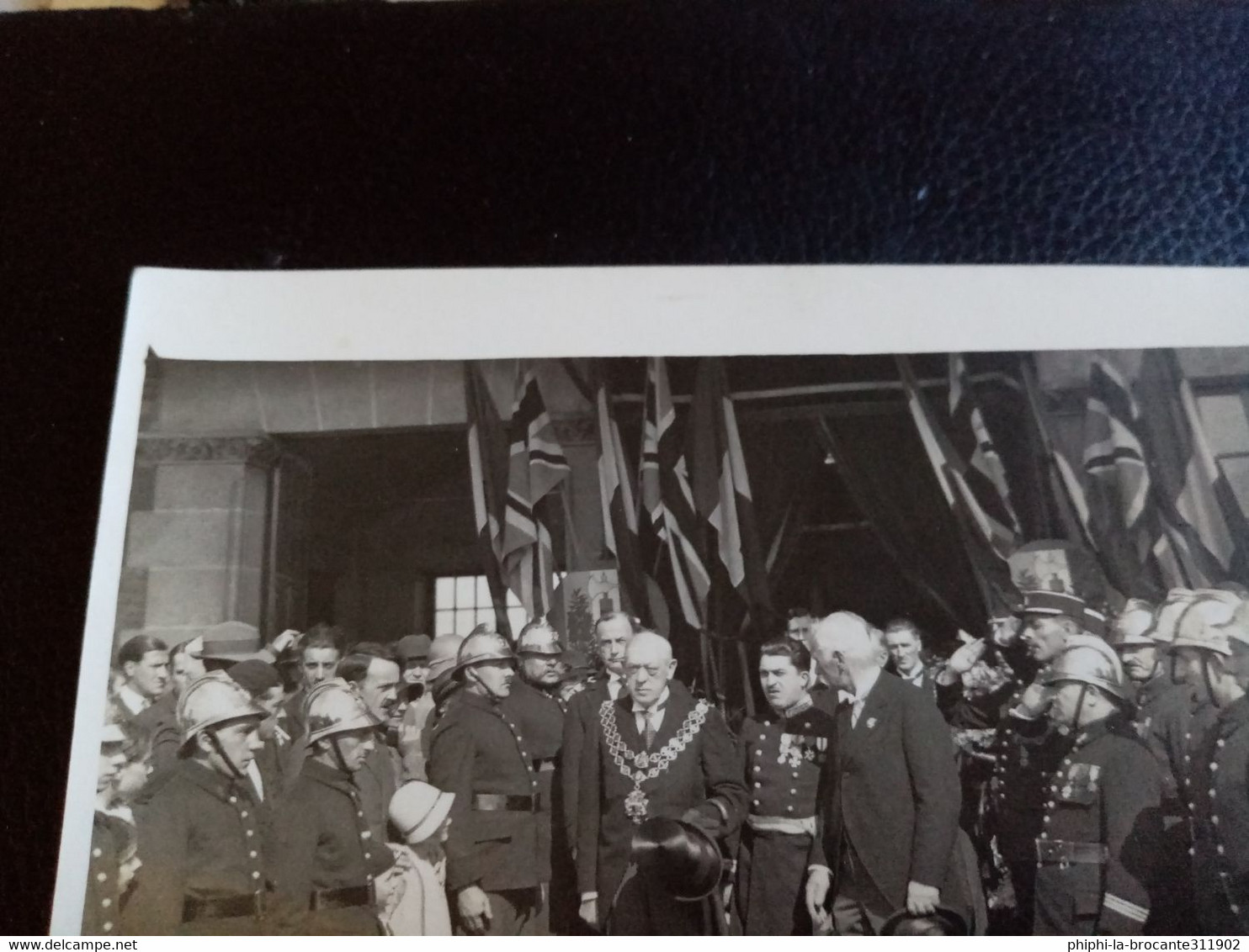 H6- CARTE PHOTO CÉRÉMONIE OFFICIELLE (PERSONNALITÉS. POMPIERS. DRAPEAU FRANÇAIS ET ANGLAIS) (ANIMÉE) - Photos