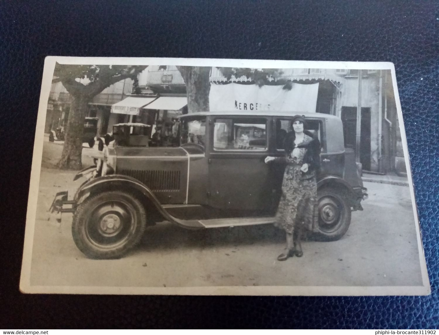 H6- CARTE PHOTO D'UNE DAME DEVANT UNE VOITURE (ANIMÉE) - Photos