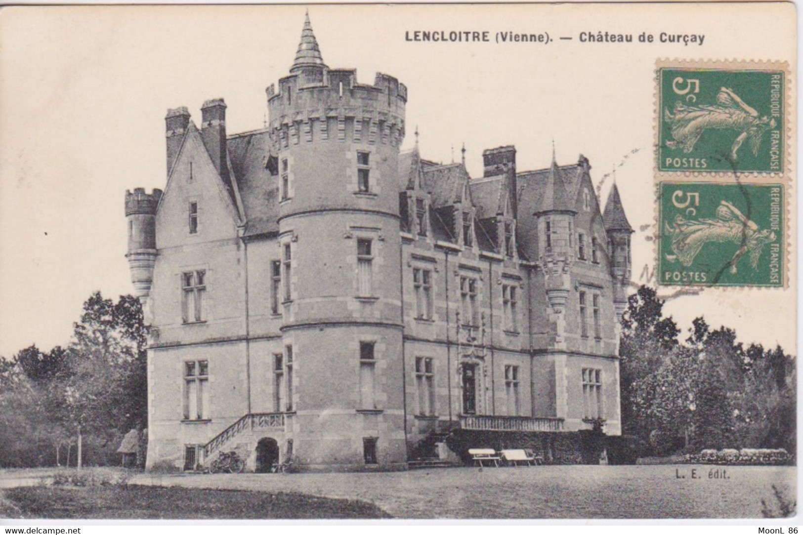 86 - LENCLOITRE - LE CHATEAU DE CURCAY - 2 PERSONNES DEVANT LE CHATEAU UNE FEMME ET UN ENFANT - Lencloitre