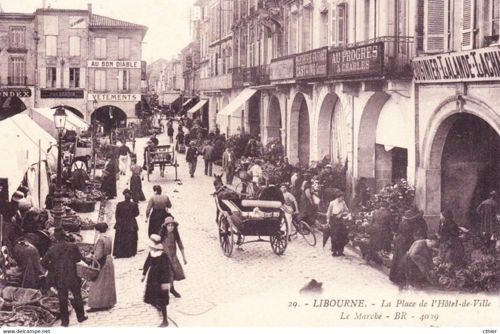 CPA  LIBOURNE 33 - La Place De L'hôtel De Ville - Le Marché - Libourne