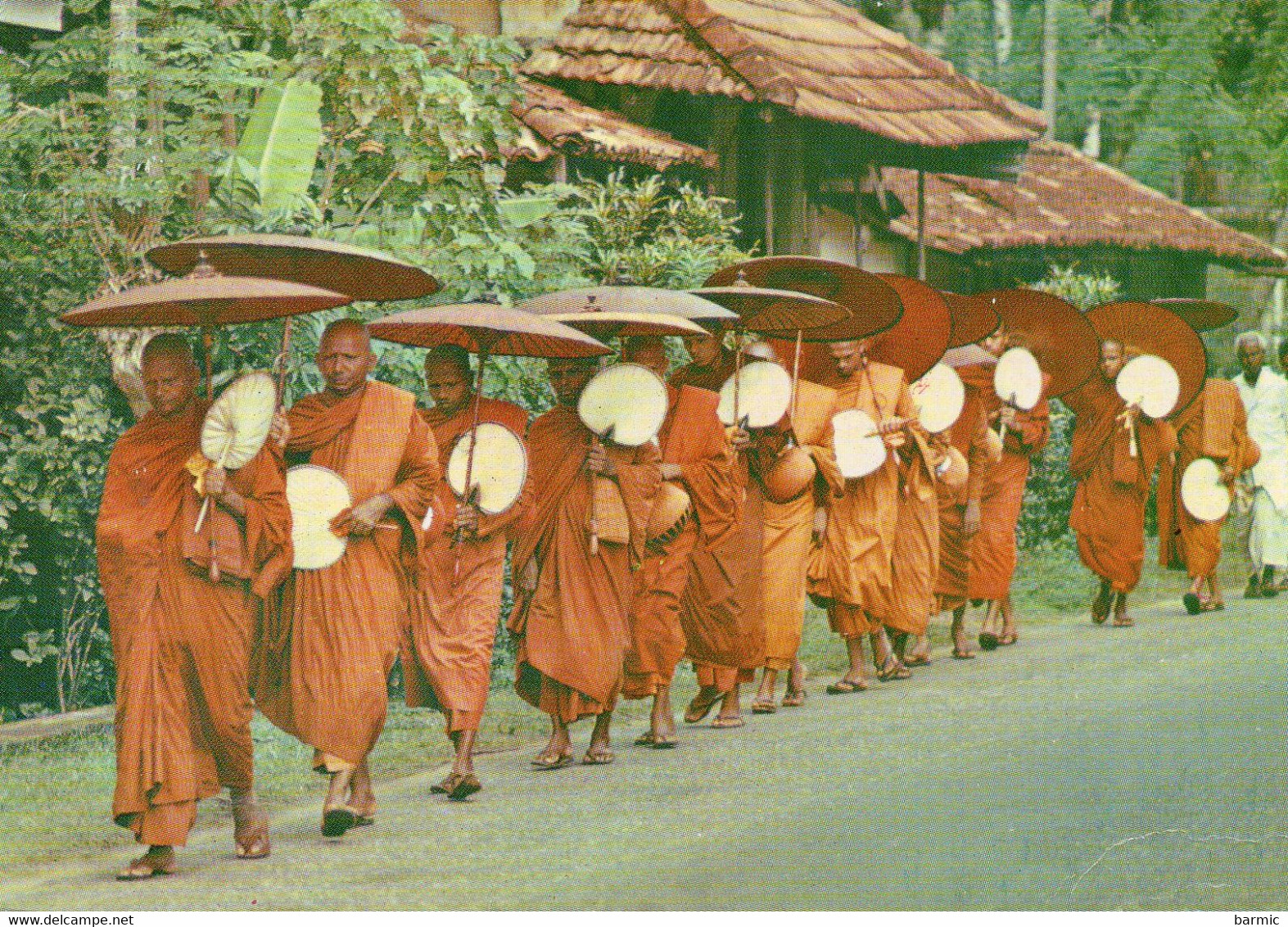 PROCESSION DE BOUDHISTES AU SRI LANKA COULEUR REF 1354 - Bouddhisme