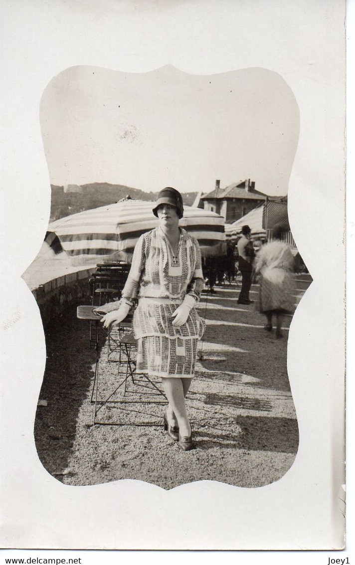 Carte Photo Années Folles Jeune Femme En Bord De Mer - Anonymous Persons