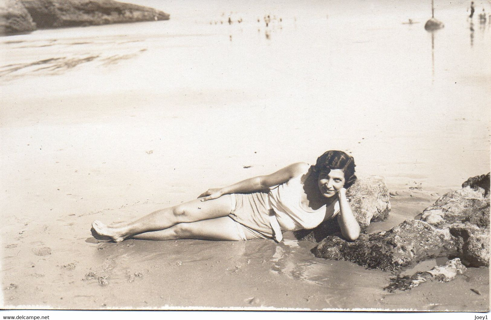 Carte Photo Jeune Femme Sur La Plage, Années Folles - Anonymous Persons