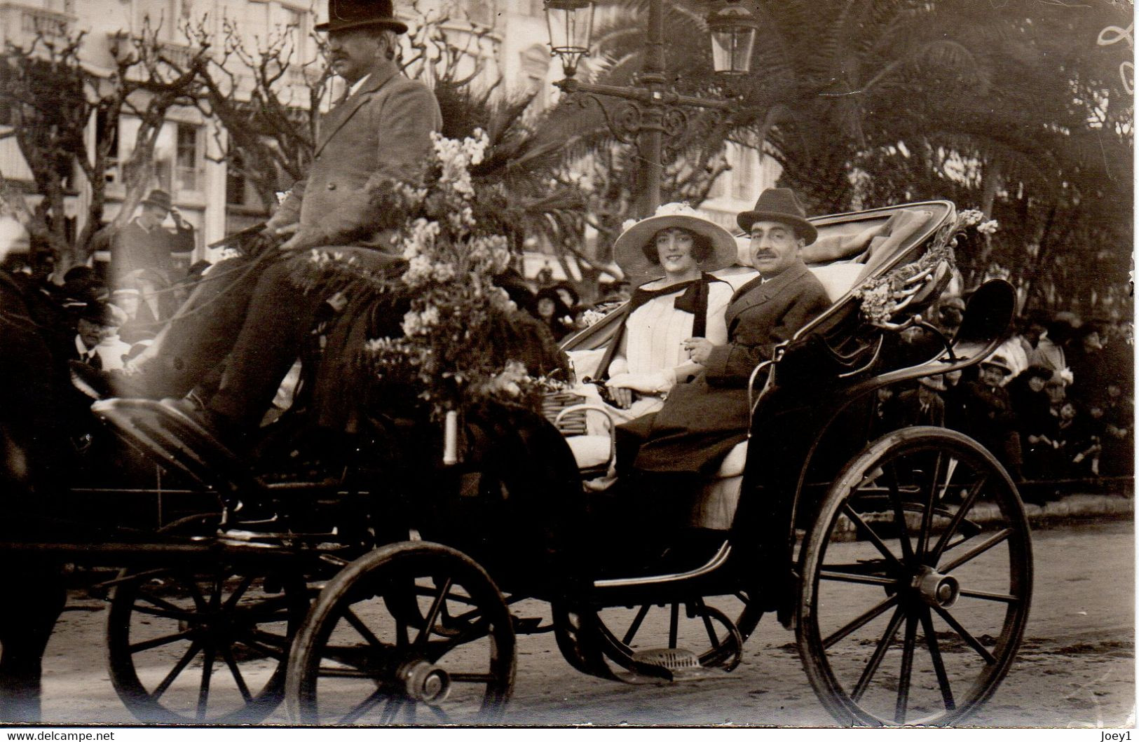 Carte Photo Couple Dans Calèche, Années 20 - Anonymous Persons