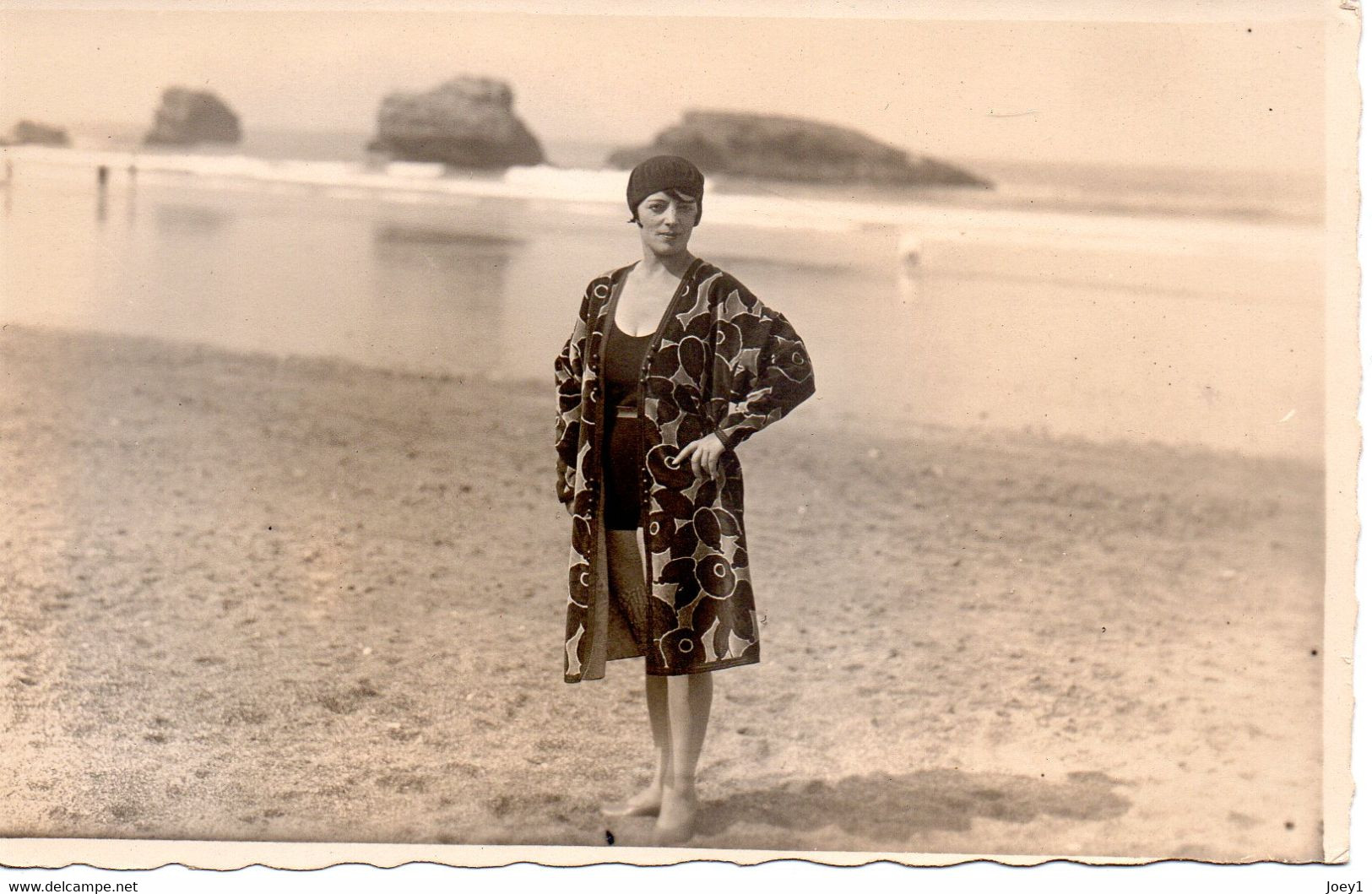 Carte Photo Jeune Femme Sur La Plage à Biarritz, Années 20 - Personnes Anonymes