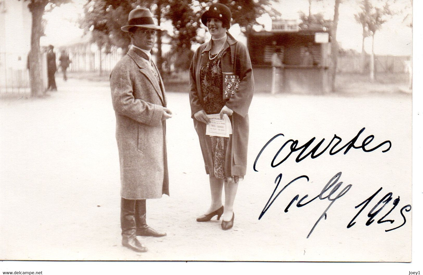Carte Photo Femme Qui Pose Avec Jeune Homme(jockey?),Vichy 1925 - Personnes Anonymes