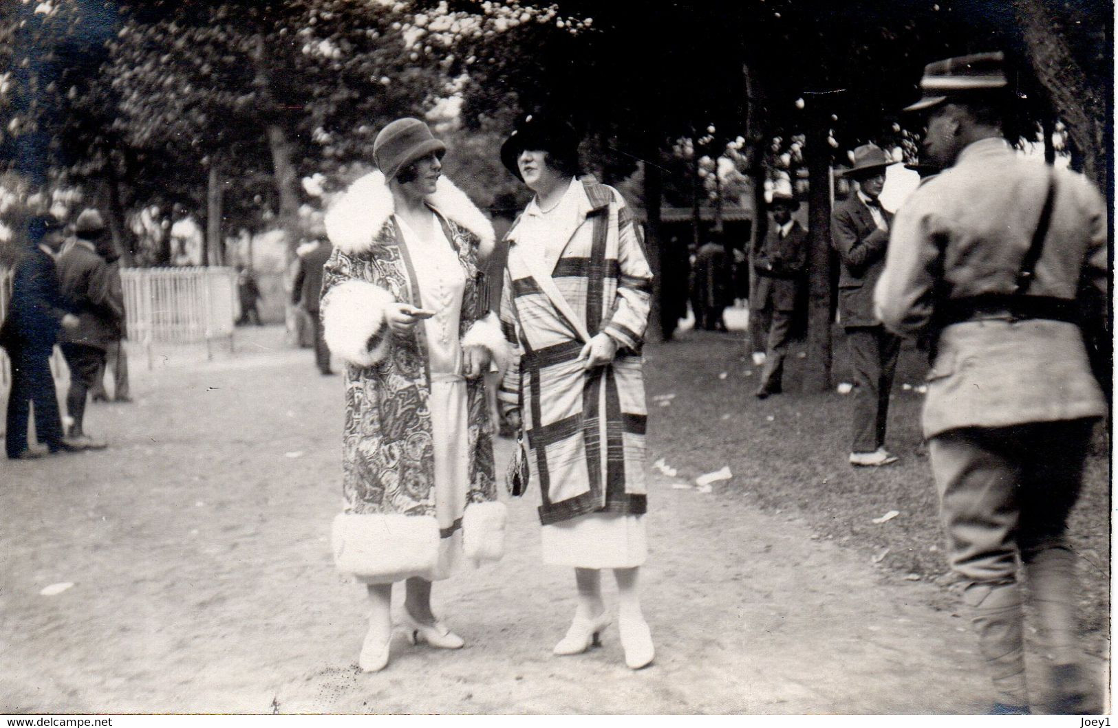 Carte Photo 2 Jeunes  Femmes ,années 20 - Personnes Anonymes