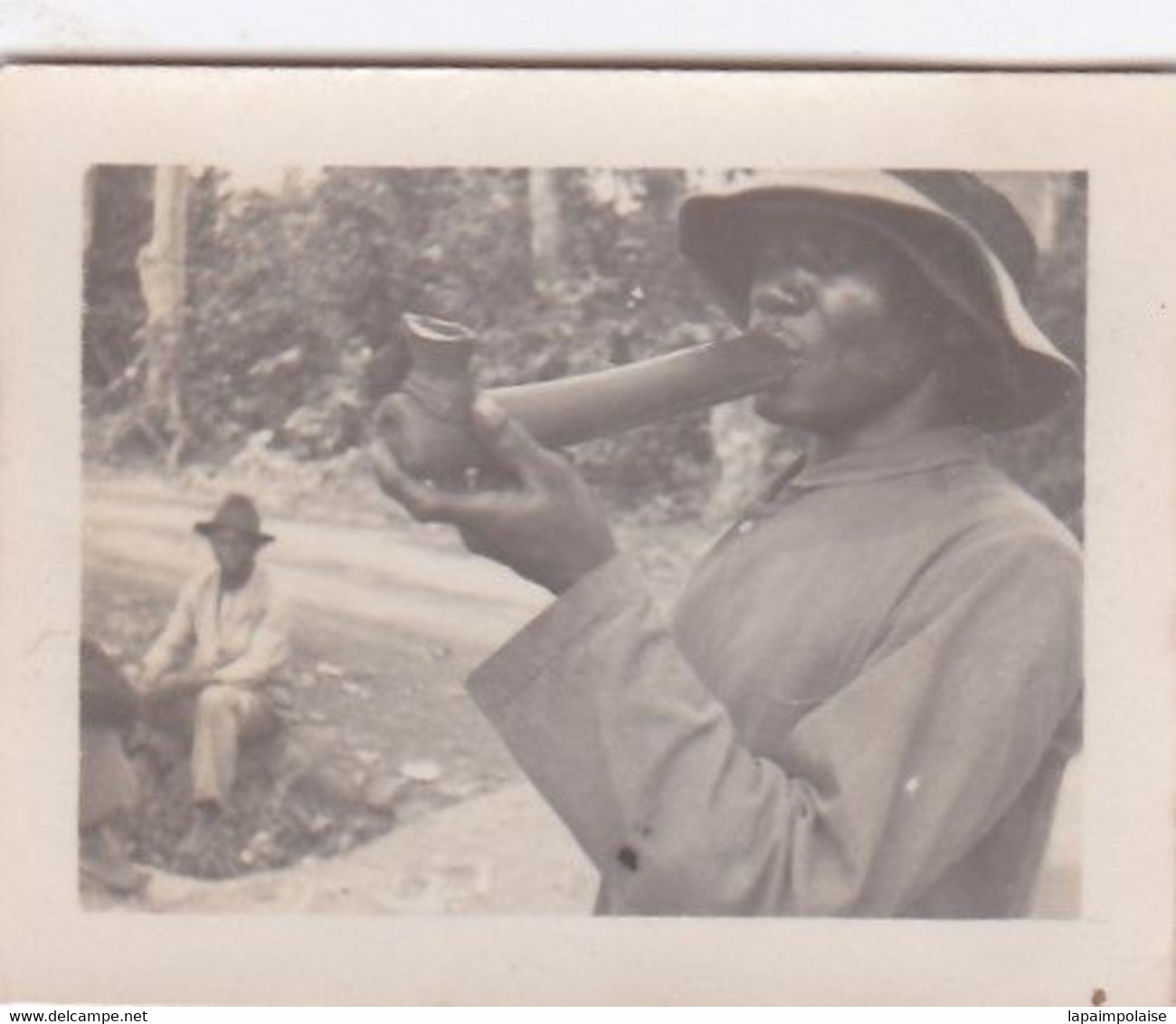 Photo Afrique A E F Oubangui Chari / Congo Dans Un Village Un Homme Noir Fumant La Pipe  ? Réf 15108 - Afrique