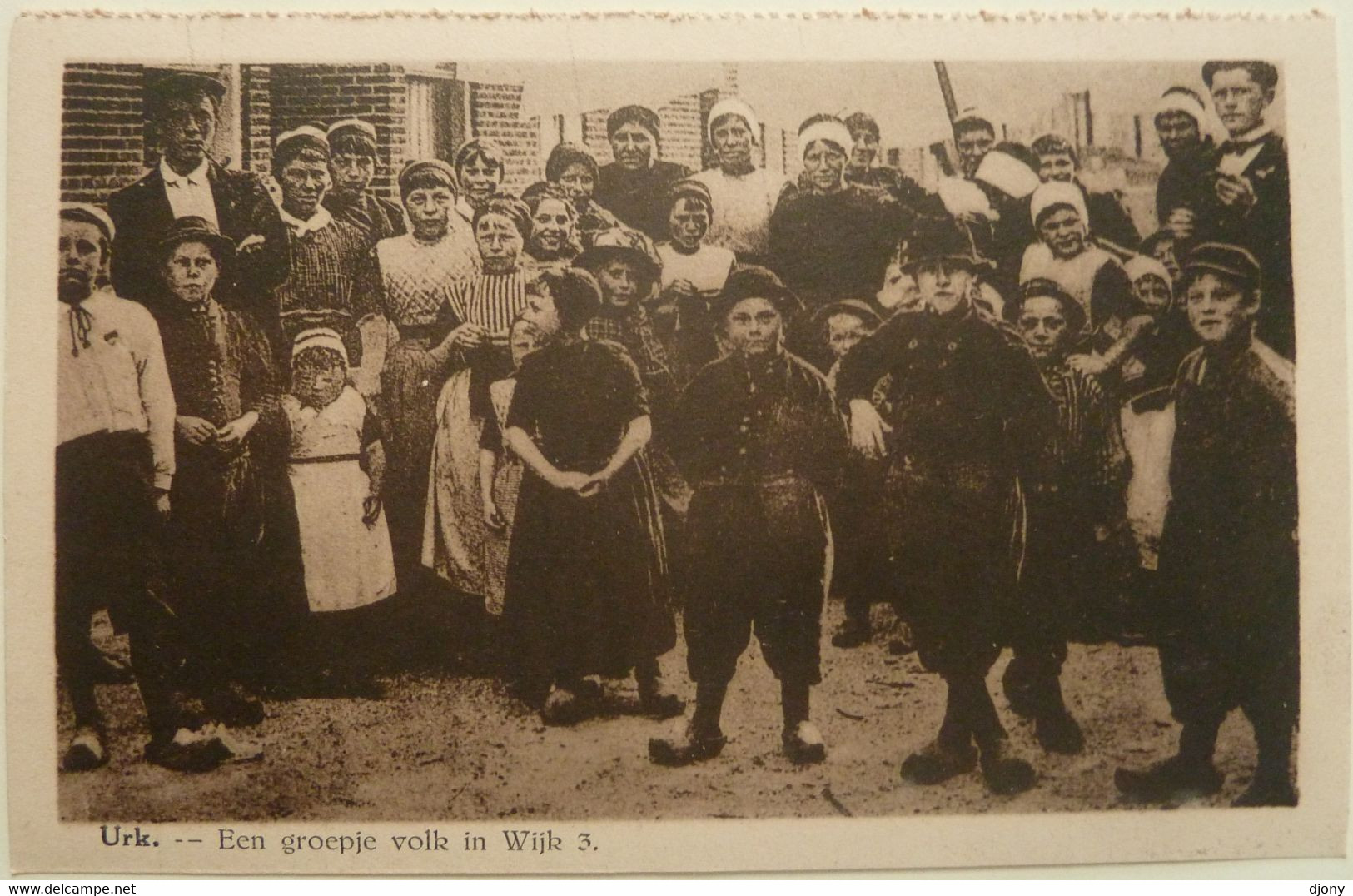 URK - Een Groepje Volk In Wijk 3 - Urk