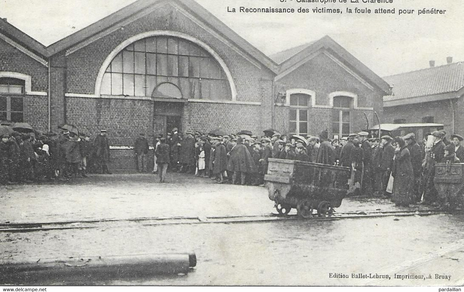 62.  DIVION. CATASTROPHE DE LA CLARENCE. LA RECONNAISSANCE DES VICTIMES GROSSE ANIMATION. 1915 - Divion