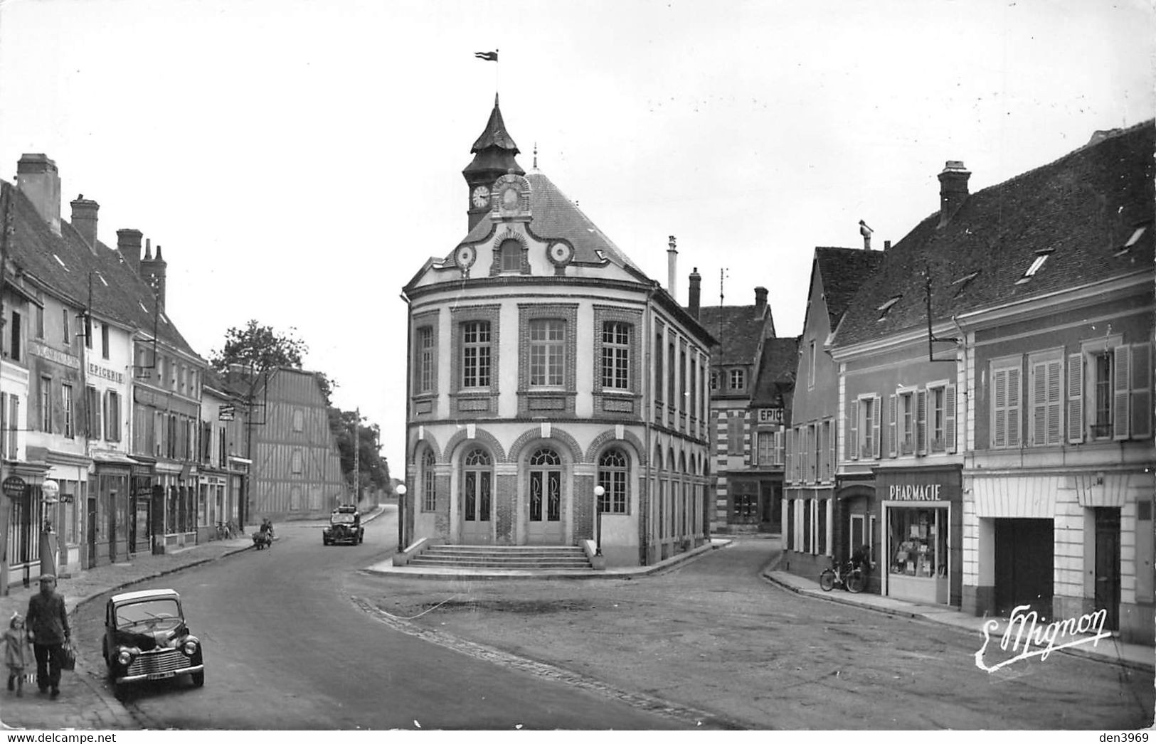 CHÂTEAUNEUF-en-THYMERAIS (Eure-et-Loir) - L'Hôtel De Ville - Pharmacie, Automobile - Châteauneuf