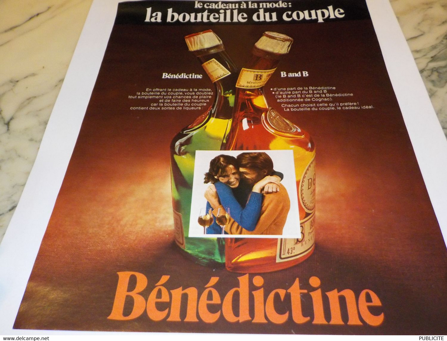 ANCIENNE PUBLICITE LA BOUTEILLE DU COUPLE BENEDICTINE 1971 - Alcools