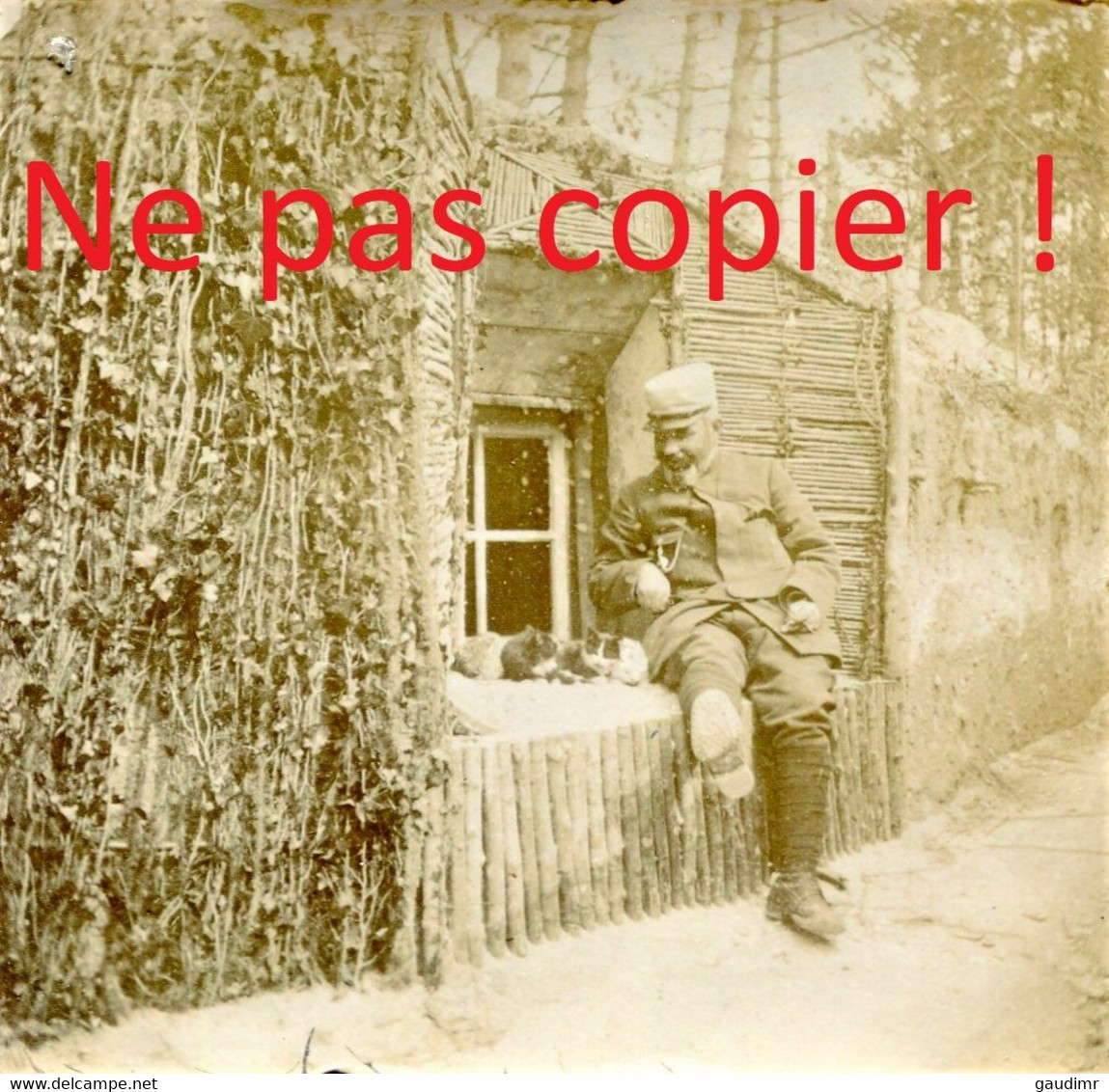 PETITE PHOTO FRANCAISE - GOURBI DEVANT LA FERME DU GODAT PRES DE AGUILCOURT - ORAINVILLE AISNE - GUERRE 1914 - 1918 - 1914-18