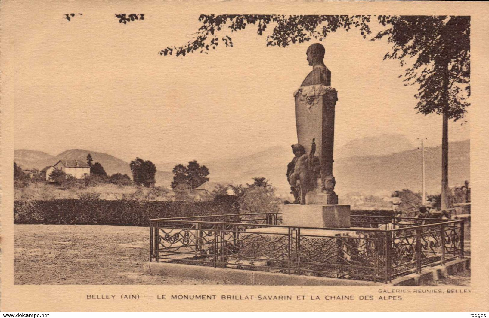 Dep 01 , Cpa  BELLEY , Le Monument Brillat Savarin Et La Chaine Des Alpes   (10375) - Belley