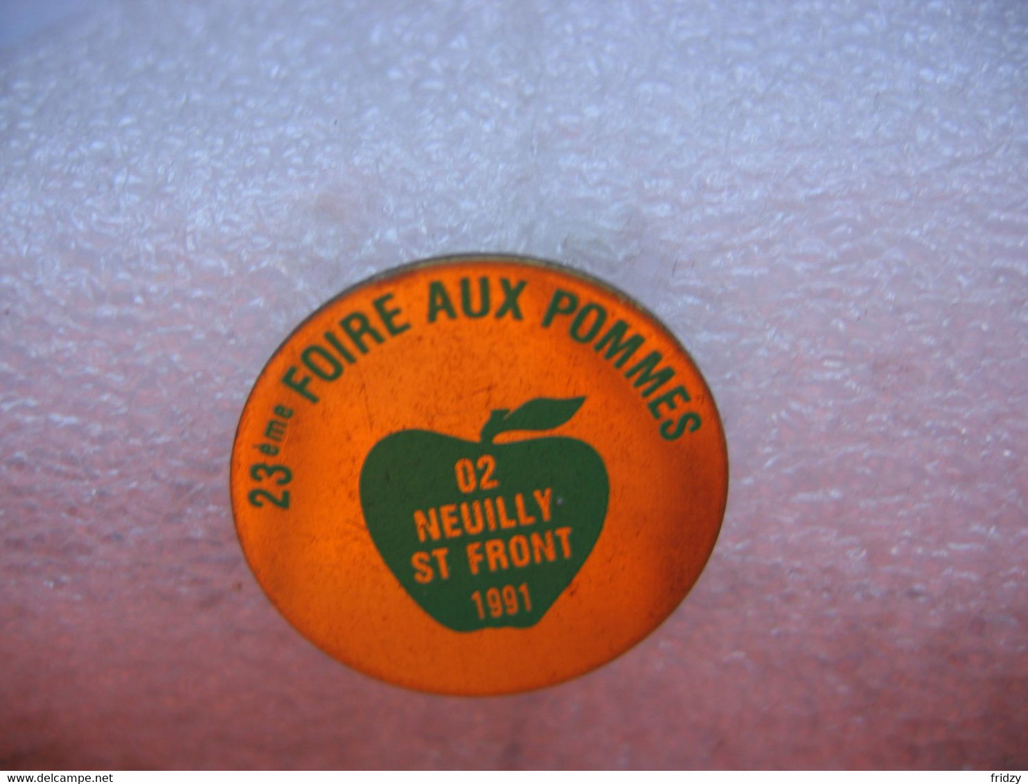 Pin's De La 23e Foire Aux Pommes à Neuilly Saint Front (Dépt: 02) En 1991 - Alimentation