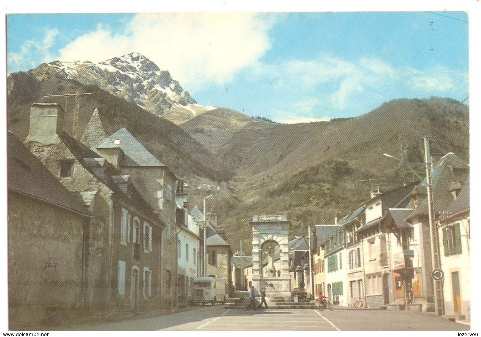 CPM 65 VALLEE D AURE GUCHEN PLACE DE LA FONTAINE  L'ARBIZON   (2831m)  Dos Vierge ,non Ecrite - Vielle Aure