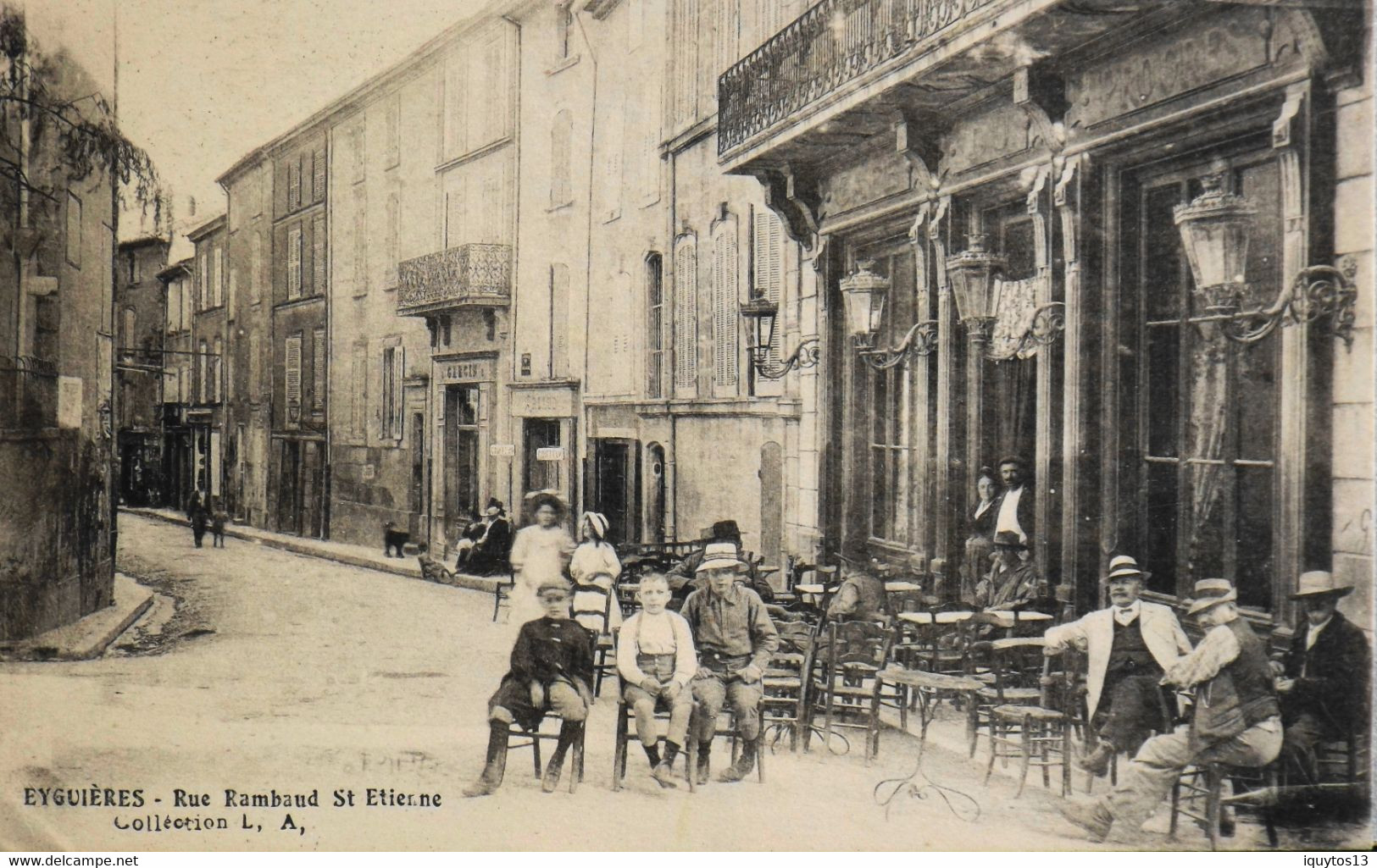 CPA. - [13] B.-du-R > EYGUIERES - Rue Rambaud St Etienne - Café Du Progrès - Superbe Animation - Daté 1918 - TBE - Eyguieres