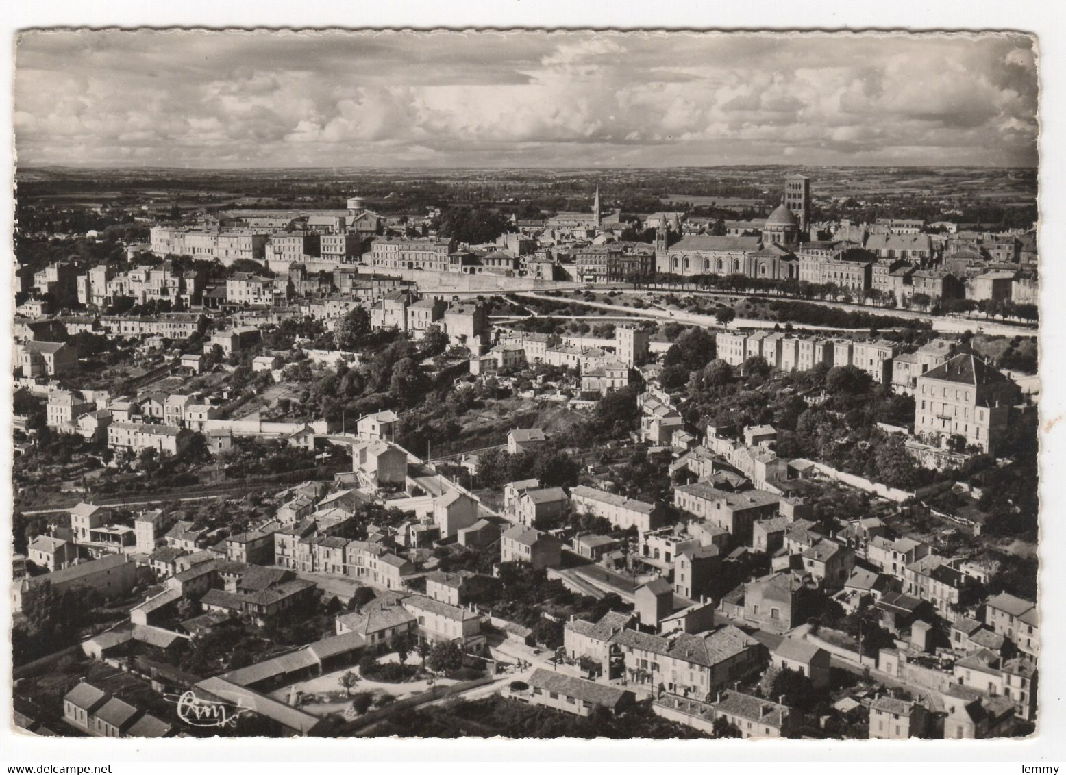 16 - ANGOULÊME - VUE AÉRIENNE - LA CATHEDRALE ET LES REMPARTS - CPSM DENTELÉE - Angouleme