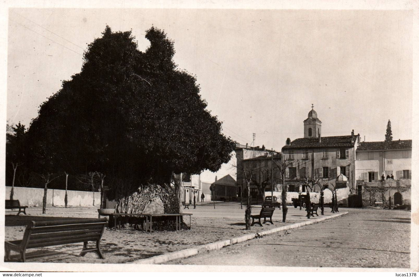 83 / LE BEAUSSET / LA PLACE NOUVELLE ET SON PUITS RUSTIQUE - Le Beausset