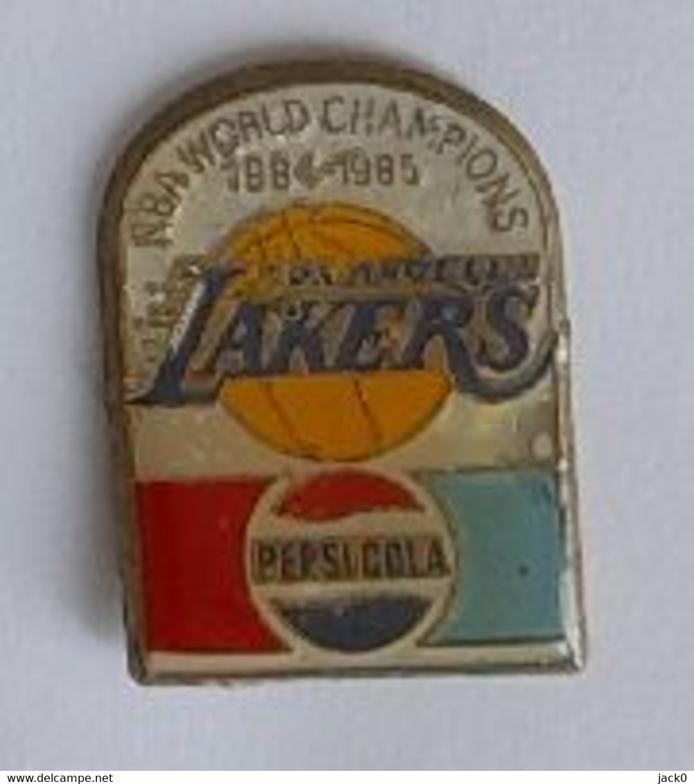 Pin' S   Sport  Basket-ball  N B A  WORLD  CHAMPIONS  1984-1985  LOS  ANGELES  LAKERS Avec  Marque  Boisson  PEPSI-COLA - Basketball