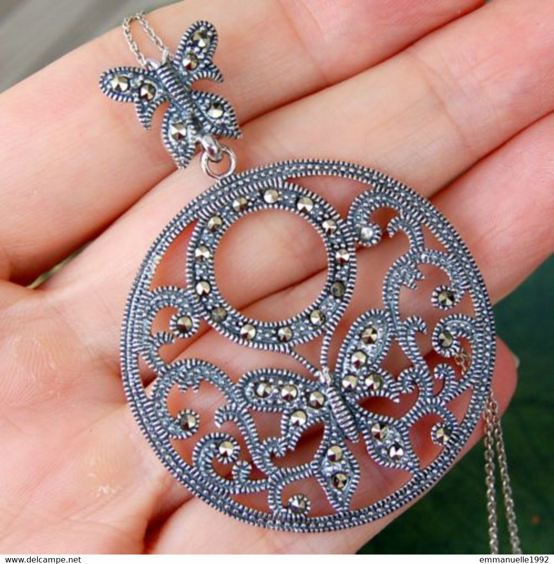 Neuf - Superbe Grand Pendentif Rond Style Art Nouveau En Argent Et Marcassites Décor Papillons - Hangers