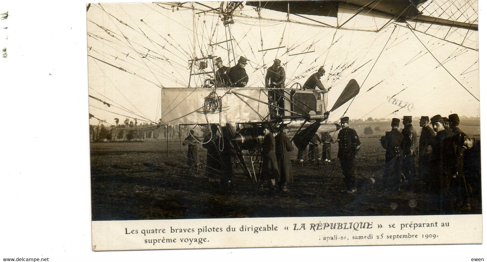 Les Quatre Braves Pilotes Du Dirigeable La République Se Préparant Au Voyage Suprême. 1909. - Zeppeline