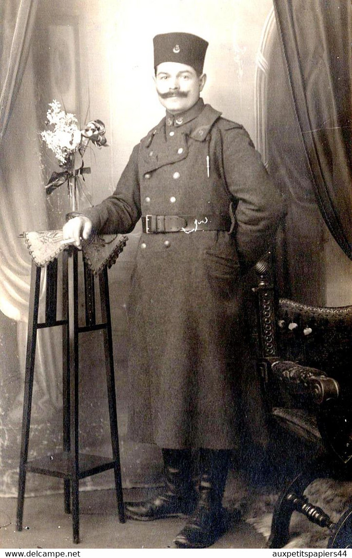 Carte Photo Originale Guerre 1914/18 - Portrait Studio De L'Oncle Julien, Zouave à La Jolie Moustache & Lilas Vers 1910. - Guerra, Militari