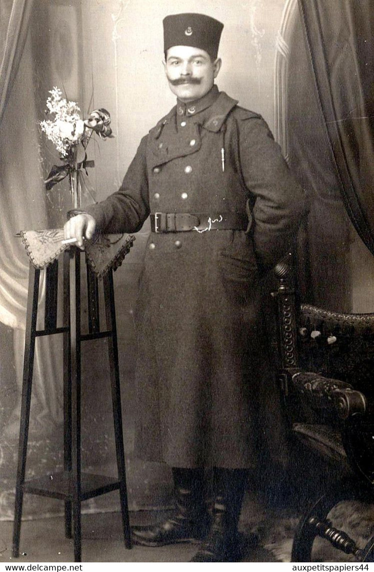 Carte Photo Originale Guerre 1914/18 - Portrait Studio De L'Oncle Julien, Zouave à La Jolie Moustache & Lilas Vers 1910. - Guerra, Militari