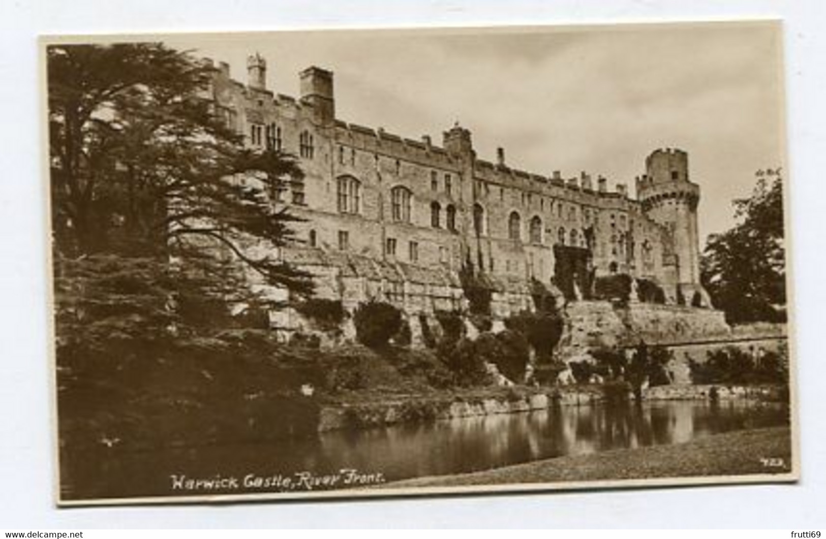 AK 048610 ENGLAND - Warwick Castle - River Front - Warwick