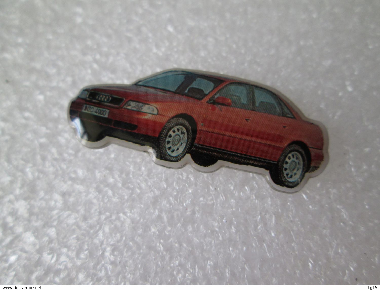 PIN'S    AUDI A 4 - Audi