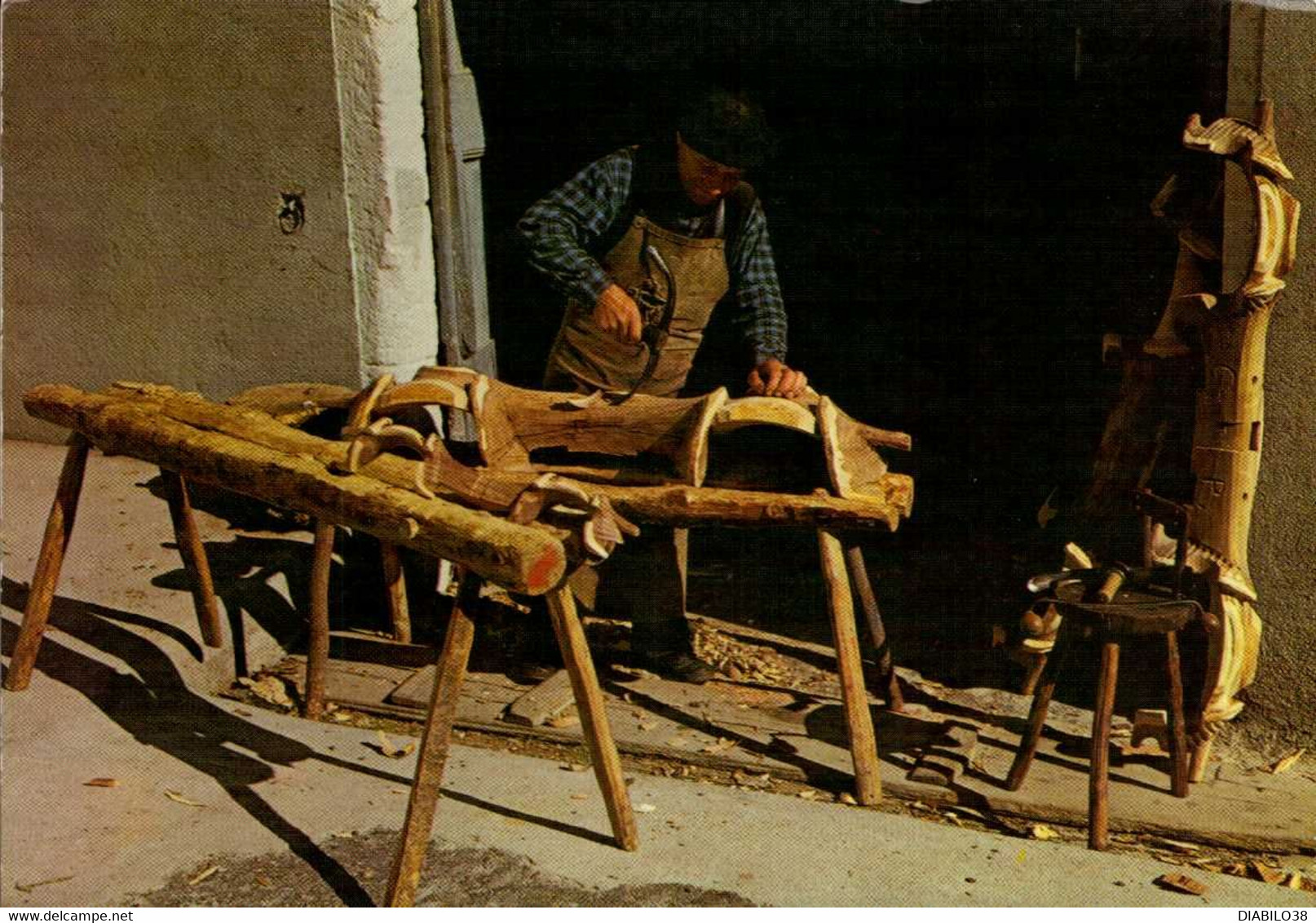 COMPAGNONS D ' HIER ET D ' AUJOURD'HUI. AUTREFOIS DANS NOS CAMPAGNES , IL ETAIT COURANT D ' ASSISTER A LA FABRICATION DE - Attelages