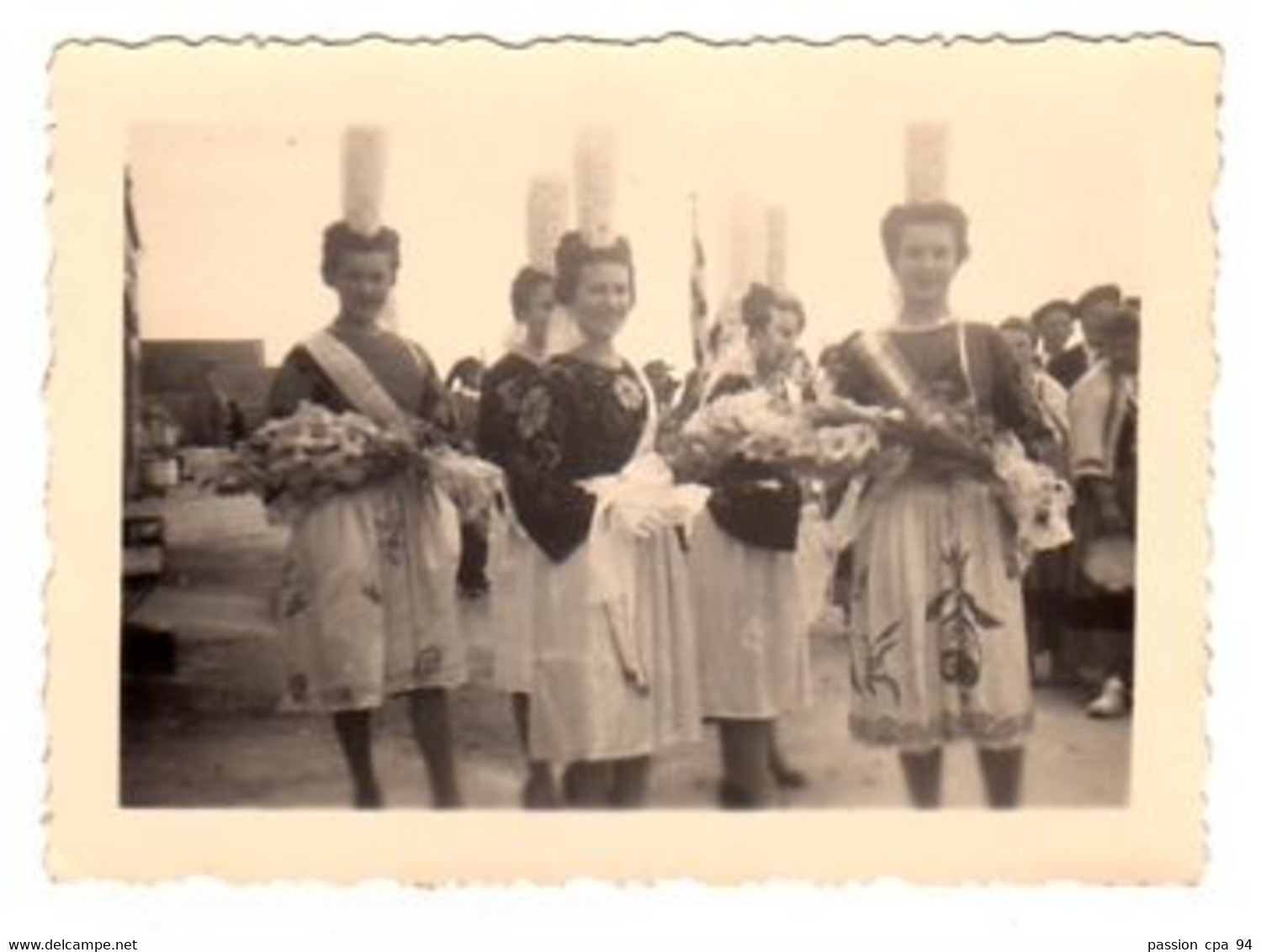 S16-045 Photographie - Reines Du Pays Bigouden Au Festival De Penmarc'h Le 10 Août 1952 - Luoghi