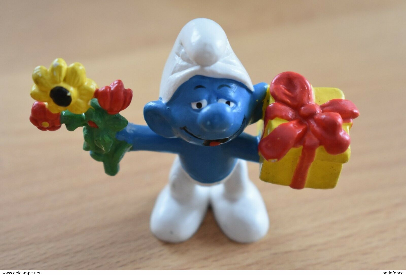 Schtroumpf, Smurf, Pitufo, Puffo, Schlumpf - Avec Cadeau Et Fleurs - N° 20040 - Figurines En Plástico