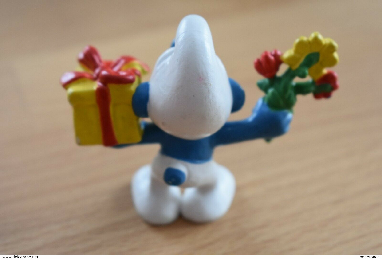 Schtroumpf, Smurf, Pitufo, Puffo, Schlumpf - Avec Cadeau Et Fleurs - N° 20040 - Figurine In Plastica