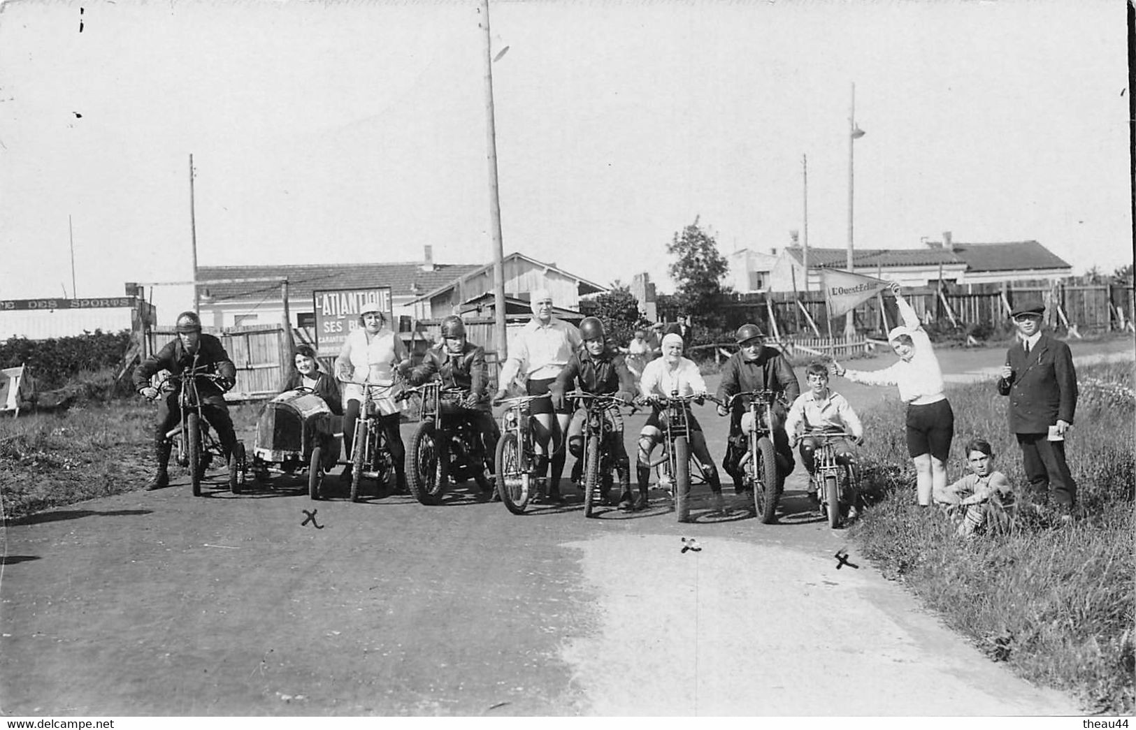 Carte-Photo Non Située - Groupe De Personnes Sur Différentes Motos Devant Un " Café Des Sports " - Motards, Motocyclette - Motos