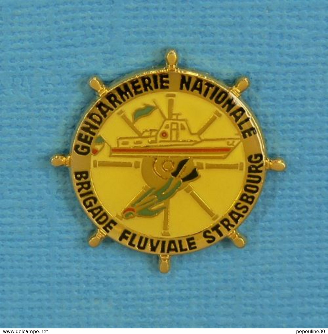 1 PIN'S //  ** GENDARMERIE NATIONALE / BRIGADE FLUVIALE DE STRASBOURG ** - Militaria