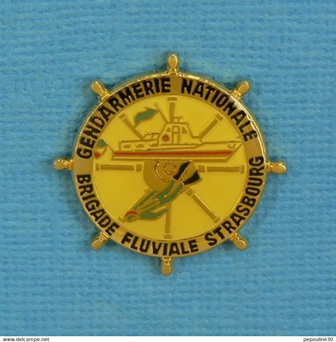 1 PIN'S //  ** GENDARMERIE NATIONALE / BRIGADE FLUVIALE DE STRASBOURG ** - Militaria