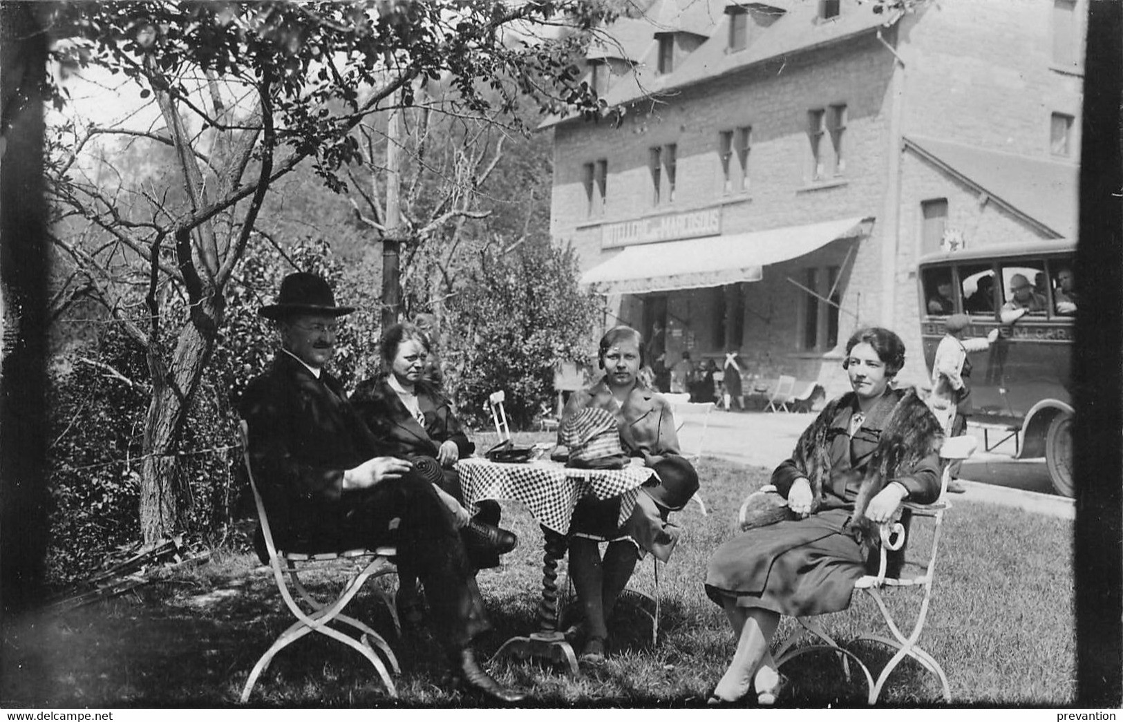 Photo Carte - Famille Autour D'une Table Devant Hôtellerie De MAREDSOUS - Anhée