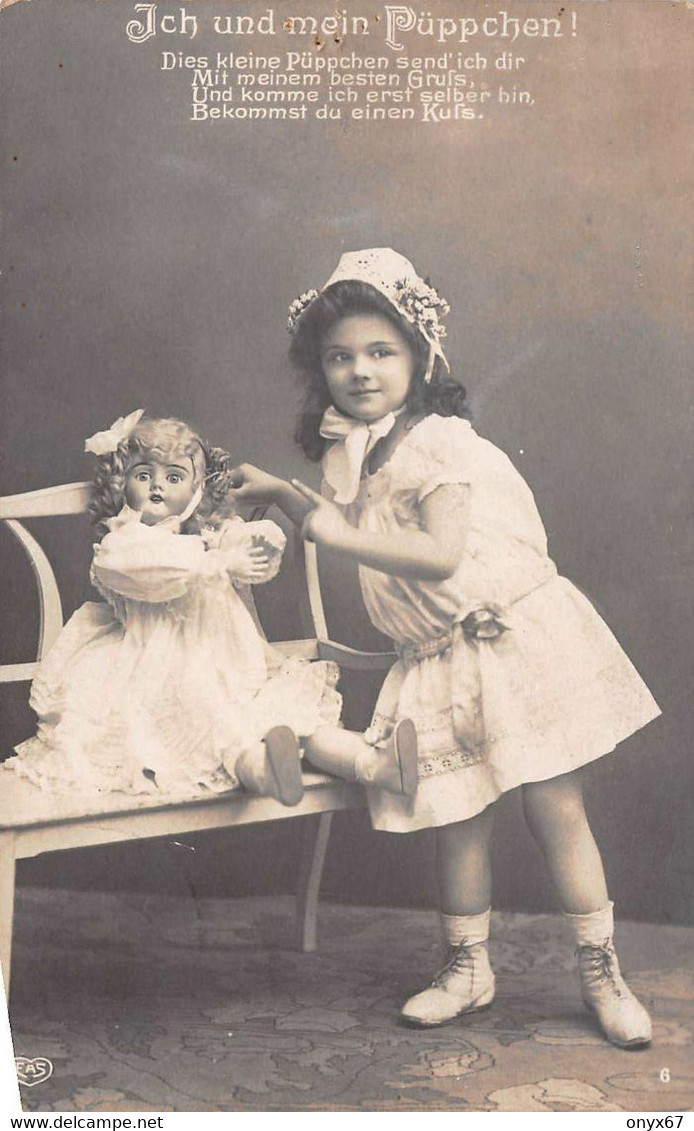 Carte Postale Fantaisie Jeune Fille Avec  POUPEE-PUPPE-DOLL - JOUET - JEUX - - Spielzeug & Spiele